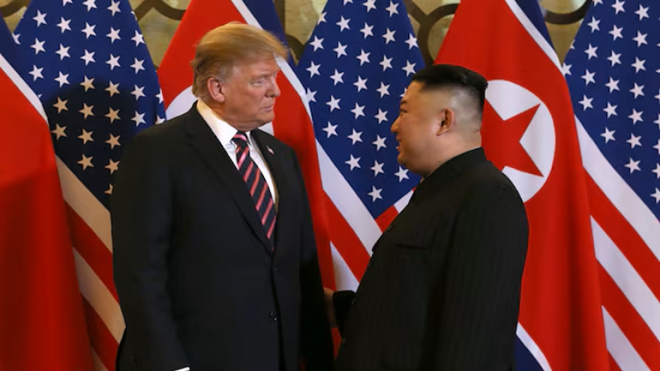 Tổng thống Mỹ Donald Trump và Nhà lãnh đạo Triều Tiên Kim Jong Un gặp nhau trong hội nghị thượng đỉnh Mỹ - Triều Tiên lần thứ 2 tại Khách sạn Metropole ở Hà Nội, Việt Nam. Reuters.png