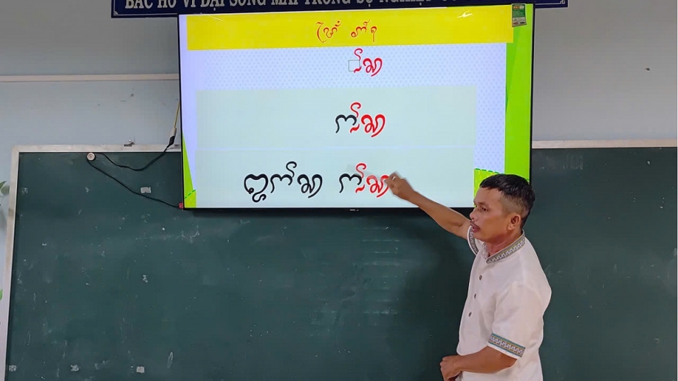 Thầy Triển trong một tiết dạy của mình.jpg
