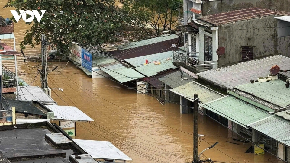 Thousands evacuated overnight as rivers surge beyond record levels in Central Vietnam.jpg