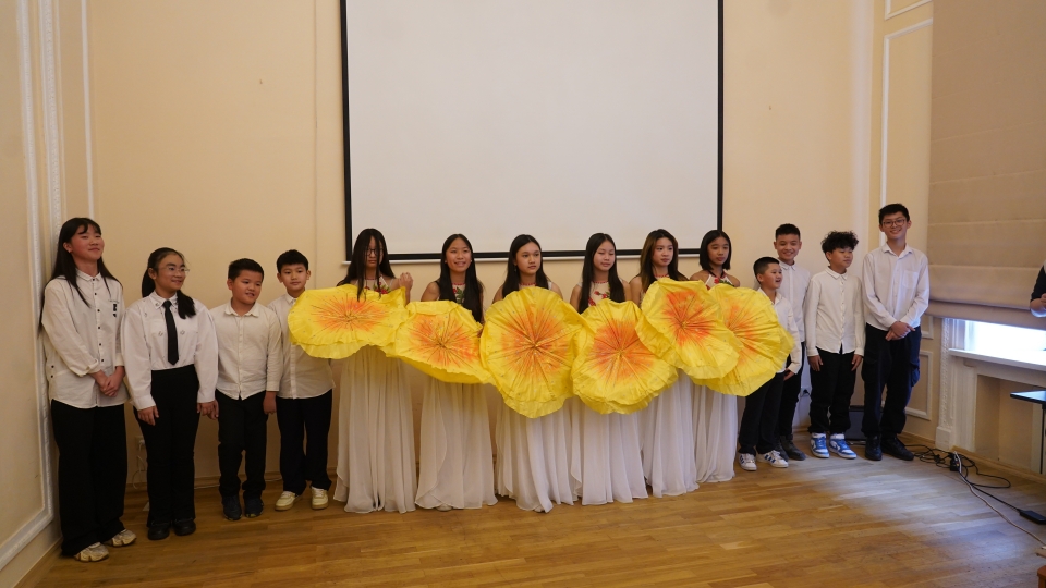 Tiết mục văn nghệ do các em học sinh lớp A và lớp B của chương trình Tiếng Việt vui biểu diễn..jpg