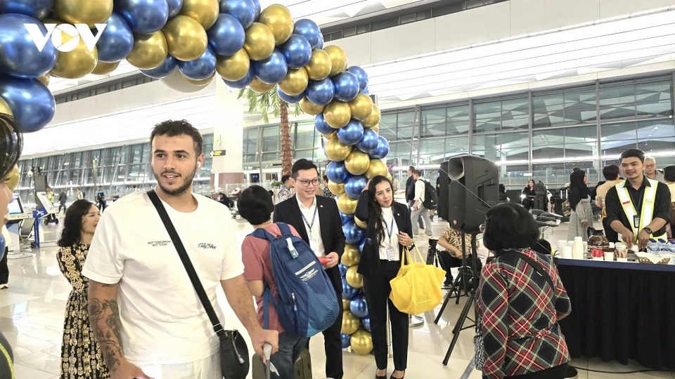 Vietnam Airlines launches direct flight between Hanoi and Jakarta 1.jpg