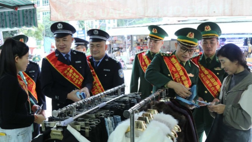 Vietnamese and Chinese border forces provide legal guidance to traders at Tan Thanh Market in Lang Son.jpg