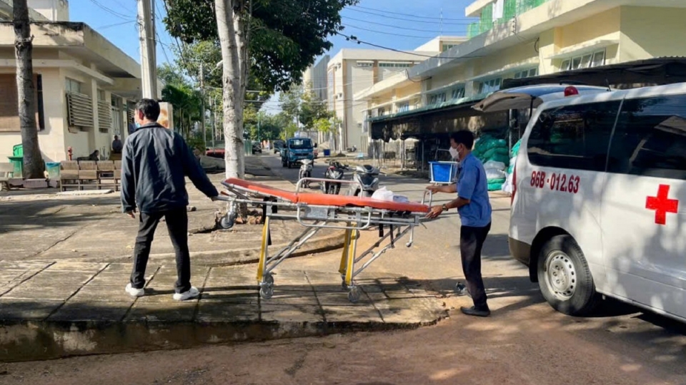 Xe cứu thương đưa nạn nhân đến bệnh viện.jpg