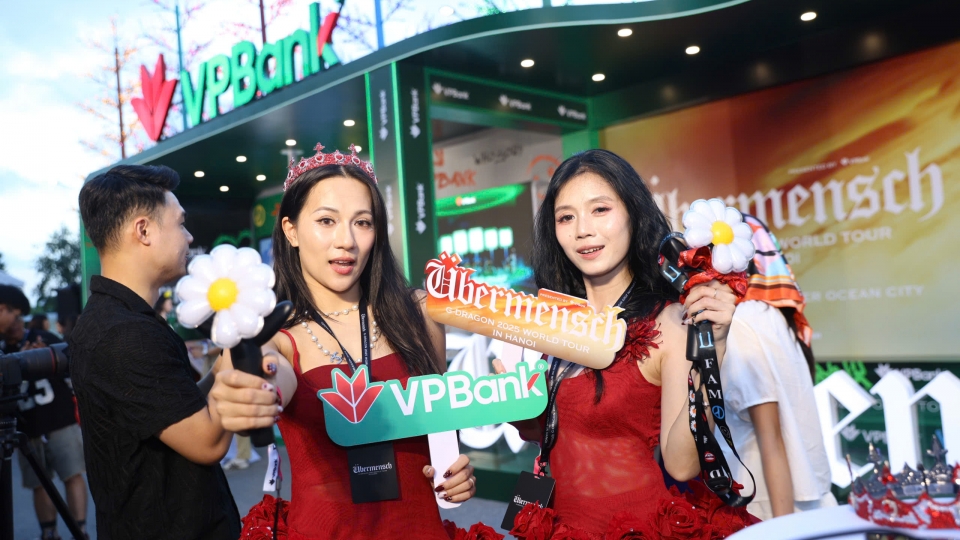 “Biển người” đổ về concert GDRAGON-khu vực check-in biến thành sàn diễn thời trang