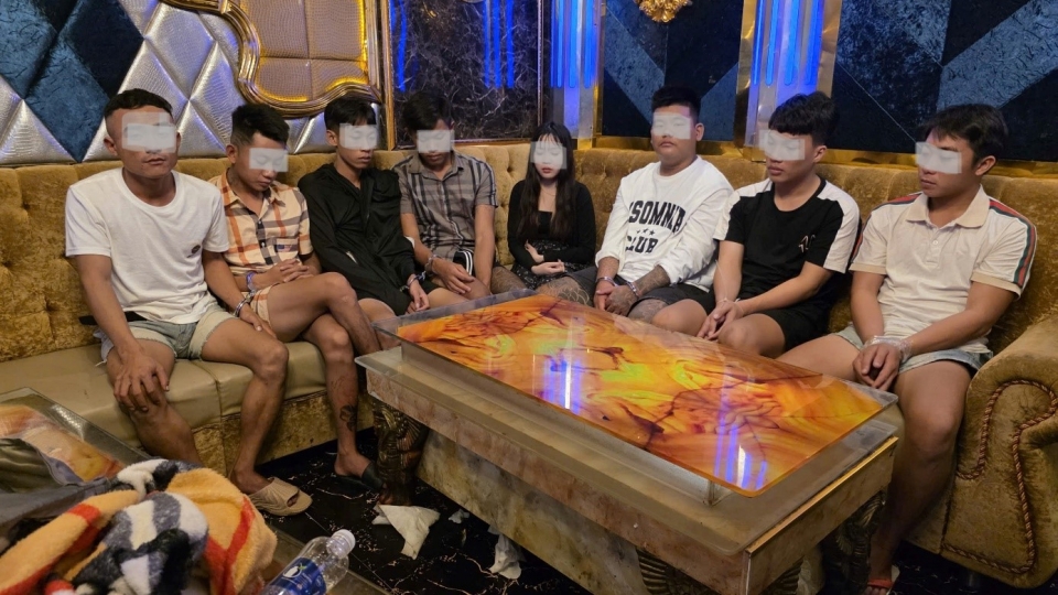 Phát hiện nhóm “bay lắc” trong quán karaoke ở An Giang