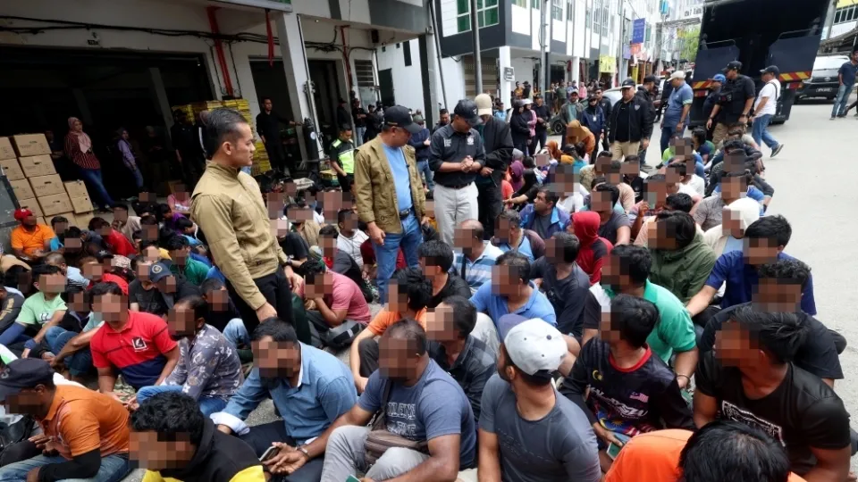 anh_co_quan_chuc_nang_malaysia_kiem_tra_bat_giu_lao_dong_nuoc_ngoai_bat_hop_phap_tai_quan_cameron_highland_bang_pahang_nguon_bernama_20251121085252.jpeg