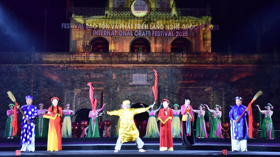 Rộn ràng khai mạc Festival bảo tồn và phát triển làng nghề quốc tế năm 2025