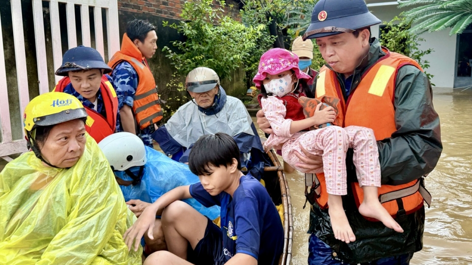 Chi đội Kiểm ngư số 4 hỗ trợ nhân dân Khánh Hòa ứng phó mưa lũ