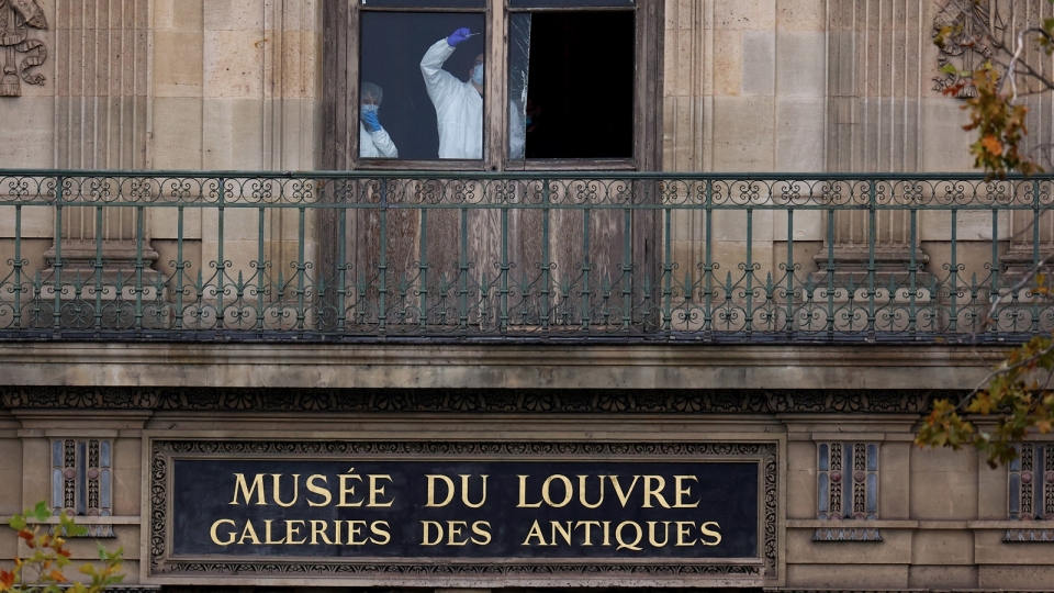 bao tang Louvre (Phap) bi tron, canh sat Phap dieu tra vu trom bao tang Louvre -reu.jpg