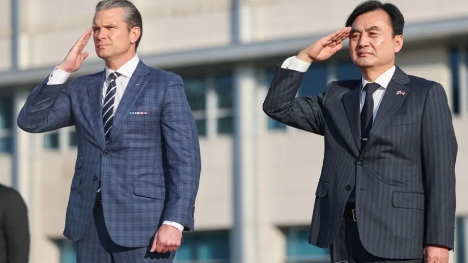 bo_truong_quoc_phong_han_quoc_ahn_gyu-back_va_bo_truong_bo_chien_tranh_my_pete_hegseth_nhom_hop_tai_seoul_hom_4-11-2025_anh_yonhap_news.jpg