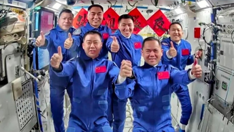 cac_phi_hanh_gia_cua_tau_vu_tru_than_chau_20_va_than_chau_21_da_hoan_thanh_nghi_thuc_ban_giao_tren_tram_vu_tru_thien_cung._anh_cctv.jpg
