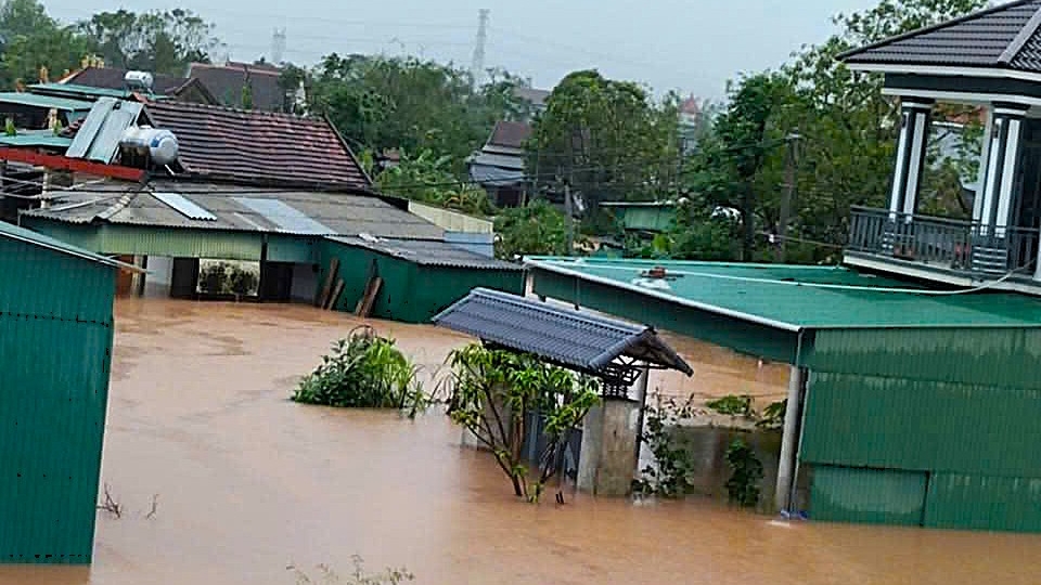 Mưa 800 mm, hơn 3.100 nhà bị ngập, gần 2.700 người dân Hà Tĩnh phải sơ tán