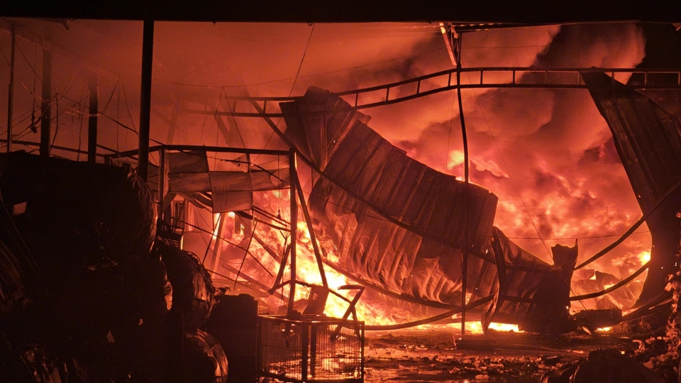 Cháy kho phế liệu 300m2 ở An Giang