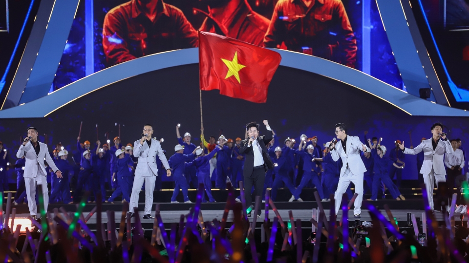 concert_ha_long_ngay_29_10_vua_qua_co_su_ket_hop_cua_nhieu_nghe_si_dang_co_suc_anh_huong_lon_giua_am_nhac_truyen_thong_va_hien_dai.jpg