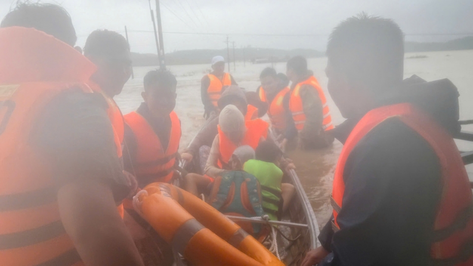 Chạy đua thời gian cứu hộ người dân vùng lũ Nam Trung bộ - Tây Nguyên
