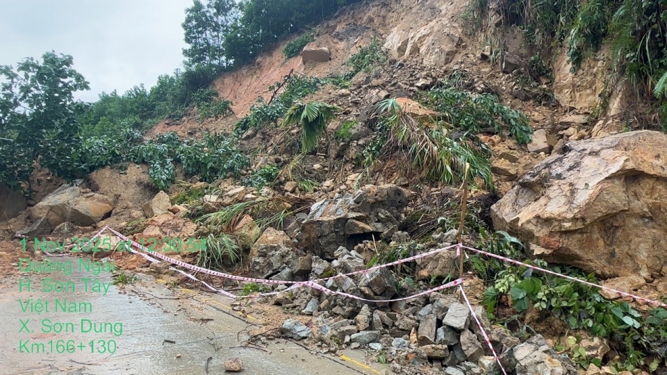 Xuất hiện thêm điểm sạt lở mới, cấm xe lên cao tốc La Sơn - Hòa Liên