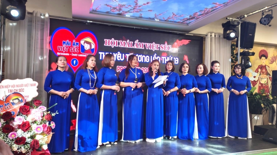 hoi vien hoi mai am Viet Sec 11-2025, phu nu Viet Nam, ao dai Viet Nam, Viet kieu Sec -vov.jpg