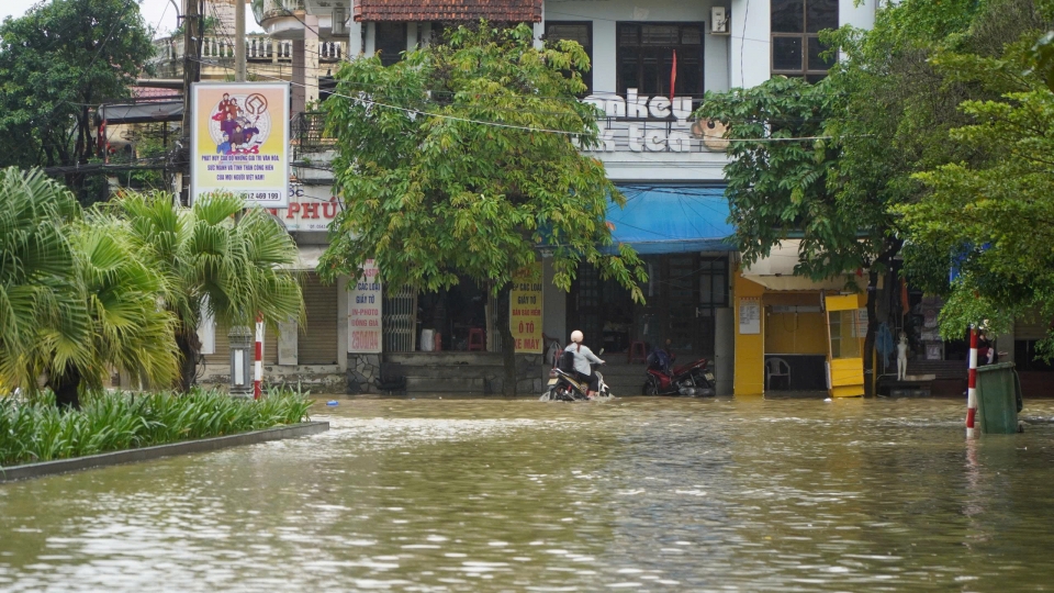 Mưa lớn gây ngập lụt trở lại, nhiều tuyến đường ở Huế bị sạt lở và ách tắc