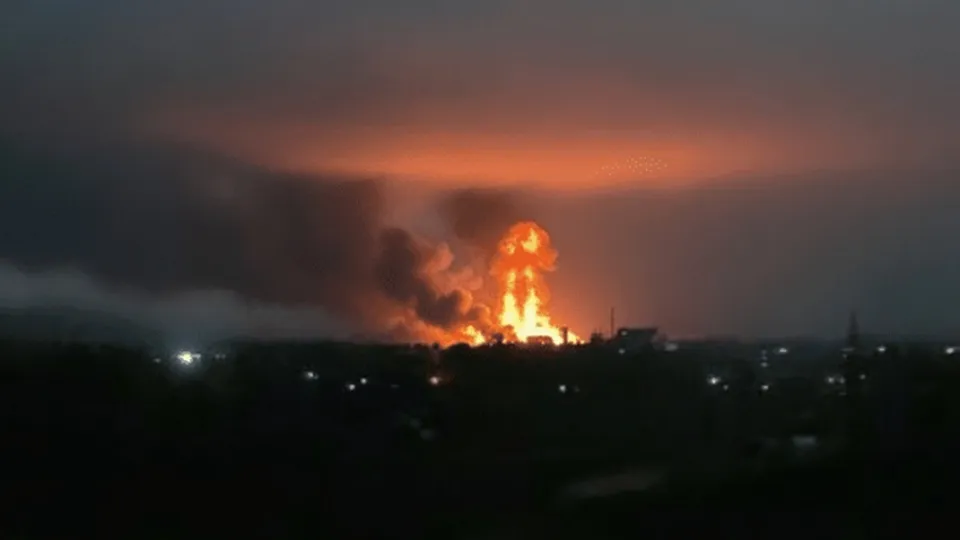 khoanh_khac_no_tai_bai_phong_va_kho_chua_shahed_o_donetsk._nguon_the_real_itdude.png