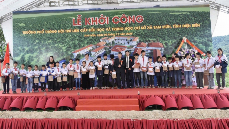 lanh_dao_tinh_dien_bien_lanh_dao_so_giao_duc_-_dao_tao_va_xa_sam_mun_nha_tai_tro_trao_qua_cho_hoc_sinh_kho_khan_xa_sam_mun_trong_le_khoi_cong.jpg