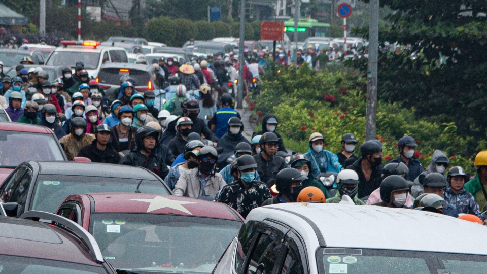 Hơn 1 tuần cấm xe cầu Long Biên, đường vẫn ùn tắc, dân nối đuôi đi ngược chiều