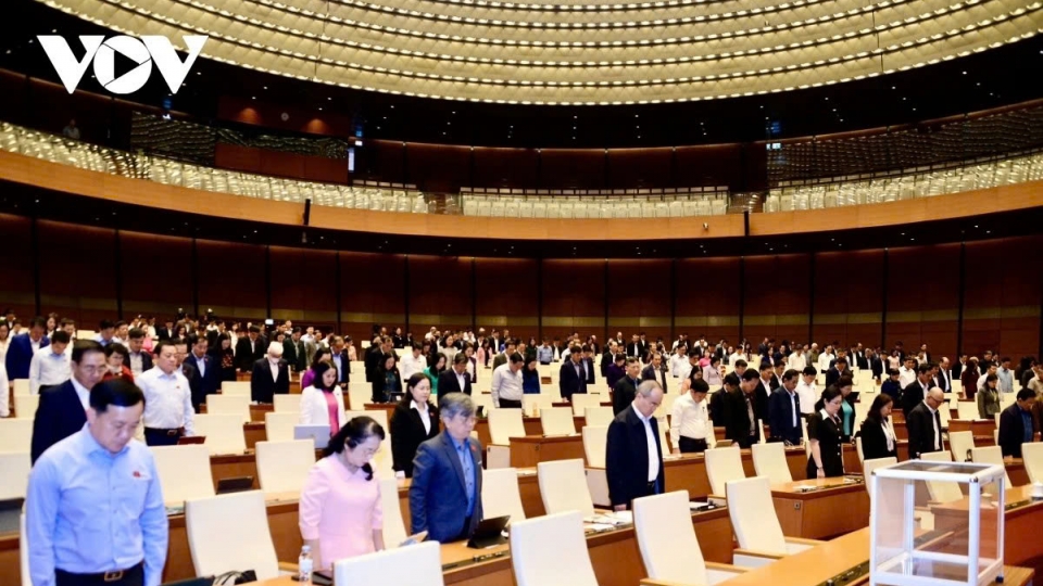national_assembly_deputies_observe_a_one-minute_moment_of_silence_to_honour_the_victims_who_lost_their_lives_in_the_recent_floods.jpg