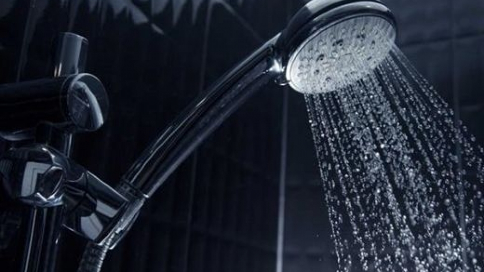 Nguyên nhân nào gây són tiểu khi nghe tiếng nước chảy?