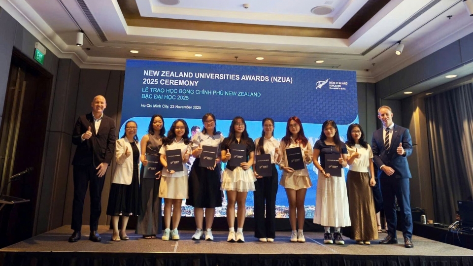 Eight Vietnamese students receive New Zealand Universities Awards