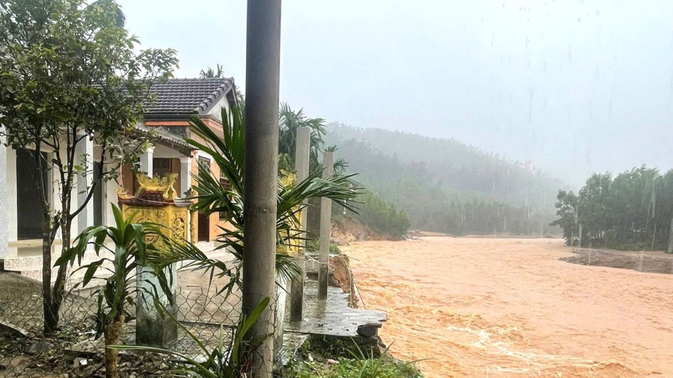 nhieu_nha_dan_ven_song_o_xa_khe_tre_bi_nuoc_lu_cuon_troi_20251103123915.jpg