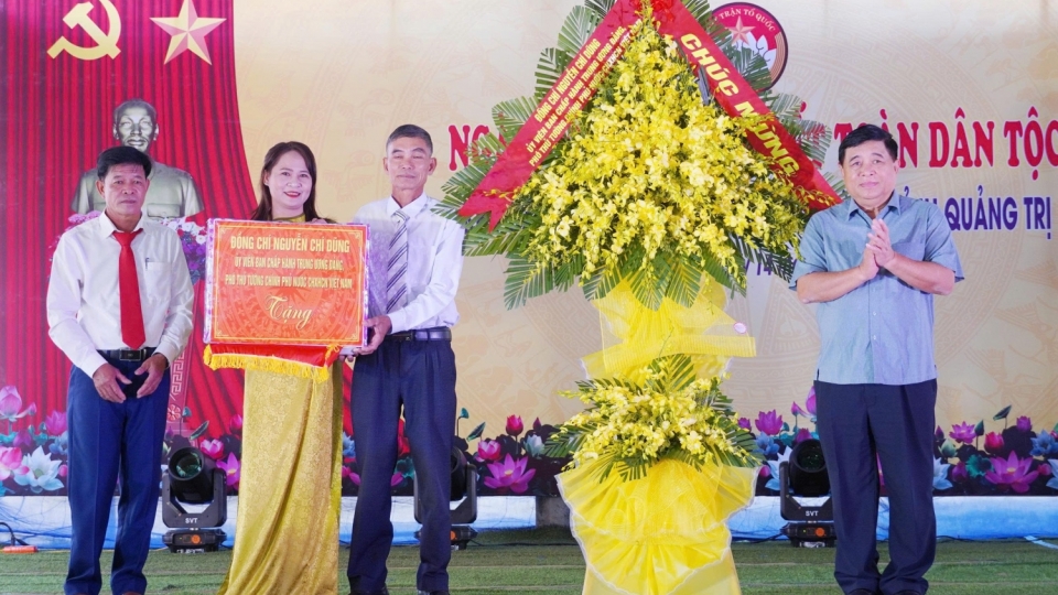 pho_thu_tuong_tang_qua_thon_liem_cong_tay_xa_cua_tung_tinh_quang_tri.jpg