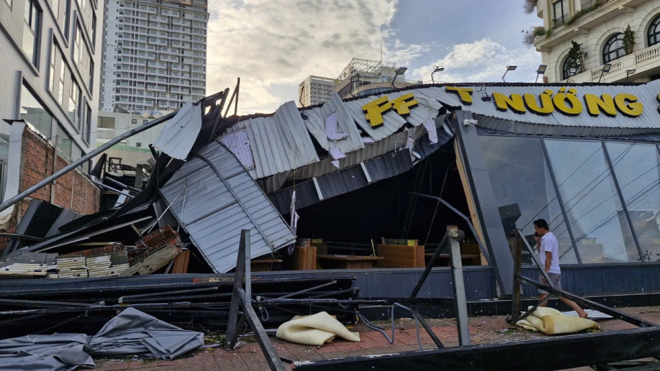 Phố biển Quy Nhơn, Gia Lai tan hoang sau bão số 13