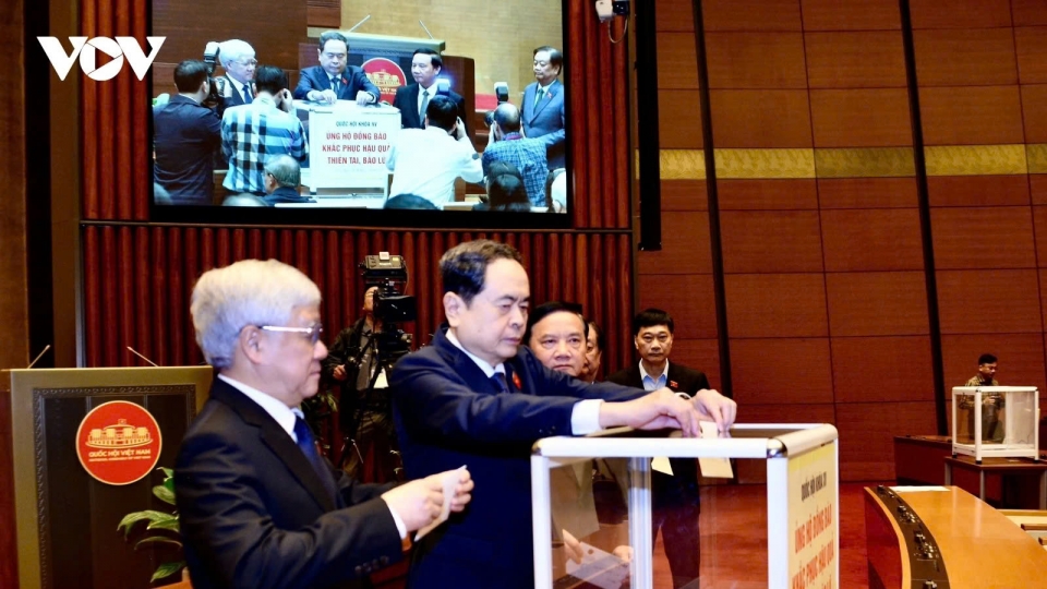 raising funds in support ò flood victims in central vietnam.jpg