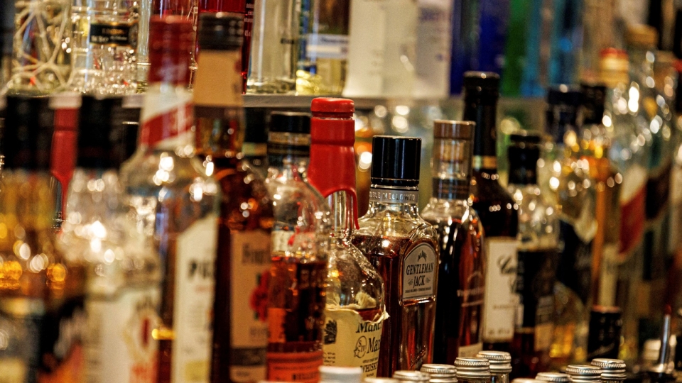 ruou bia, ruou con, chai ruou, uong ruou, do uong co con -reu.jpg