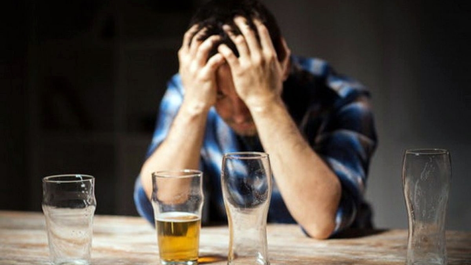 Có nên duy trì cuộc hôn nhân với người chồng cờ bạc, rượu chè, ham chơi...?