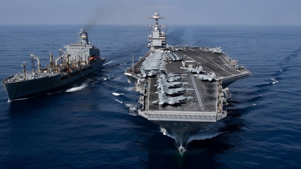 tau san bay My, hang khong mau ham My Gerald R. Ford (ben fai) , hai quan My, tau tiep dau My USNS Laramie (trai) -Jackson Adkins.jpg