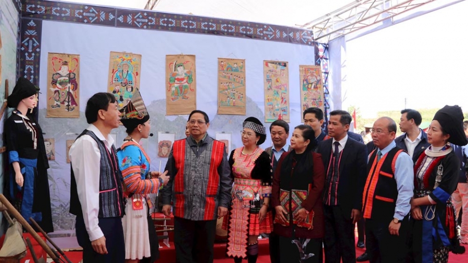 thu_tuong_chinh_phu_pham_minh_chinh_tham_gian_trung_bay_san_pham_van_hoa_tai_sin_ho_lai_chau_20251106122734.jpg