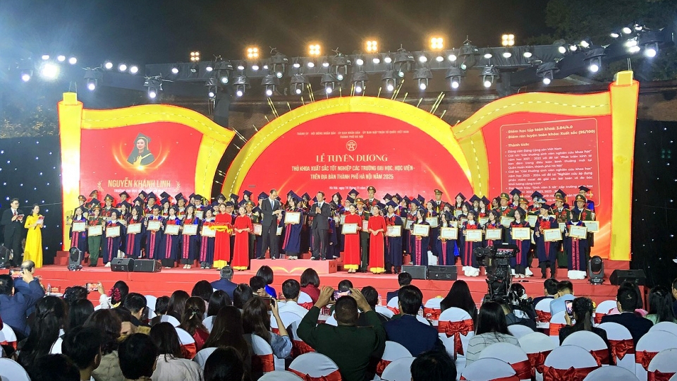 Hà Nội tuyên dương 95 thủ khoa xuất sắc tốt nghiệp đại học, học viện năm 2025