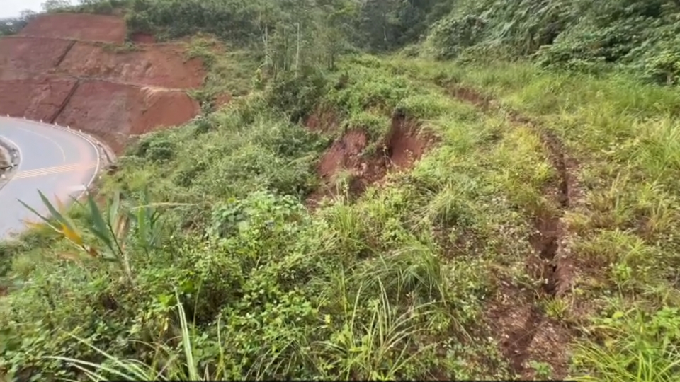 Quảng Ngãi: Xuất hiện vệt nứt núi dài 45 m trên taluy dương Quốc lộ 24