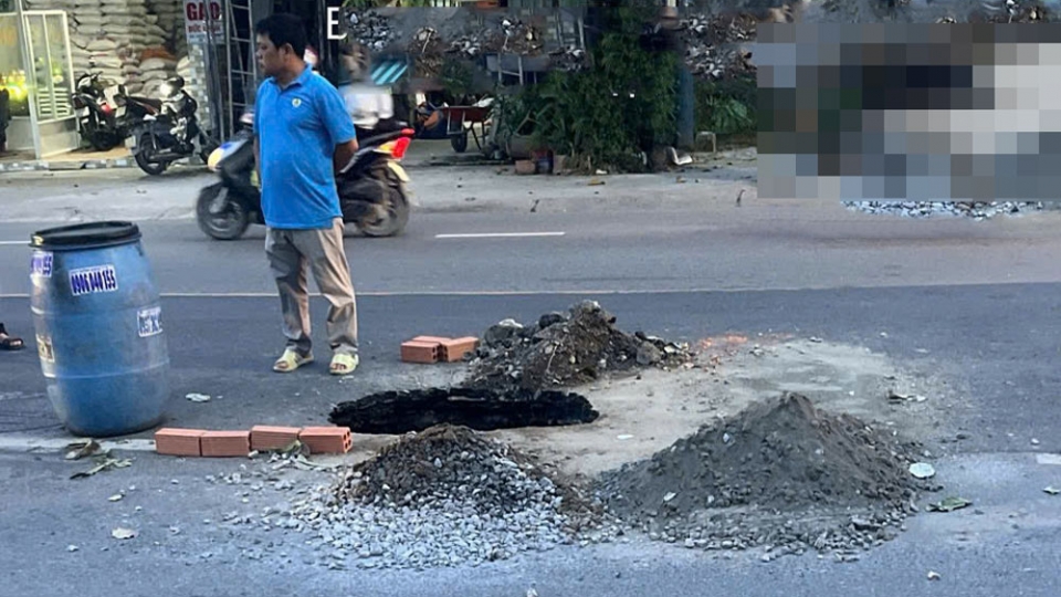 "Hố tử thần" sâu 2,5m giữa đường ở TP.HCM đã được lấp đầy