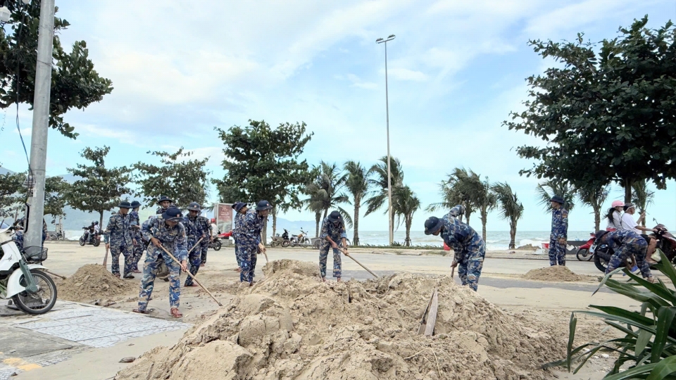 Lữ đoàn 83 Hải quân giúp đỡ địa phương khắc phục hậu quả bão số 13