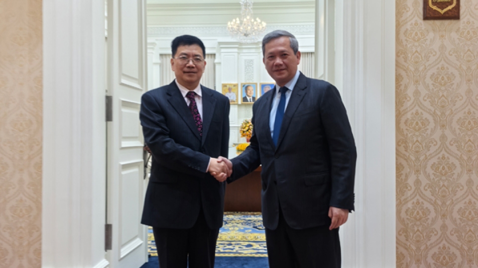 Ông Đặng Tích Quân, Đặc phái viên Bộ Ngoại giao Trung Quốc phụ trách các vấn đề châu Á gặp Thủ tướng Campuchia Hun Manet. Ảnh Bộ Ngoại giao Trung Quốc.jpg