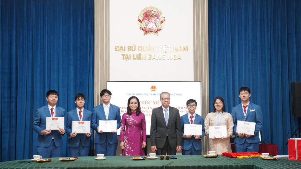 Đại sứ Việt Nam tại LB Nga Đặng Minh Khôi trao tặng Giấy khen cho các em học sinh.jpg