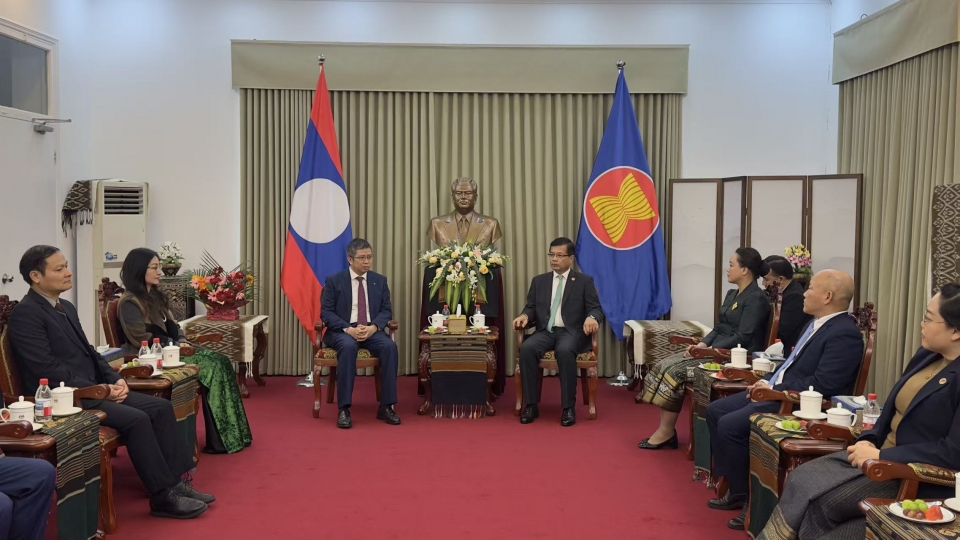 Đại sứ quán Việt Nam tại Trung Quốc chúc mừng 50 năm Quốc khánh Lào. Ảnh do ĐSQ cung cấp.jpg