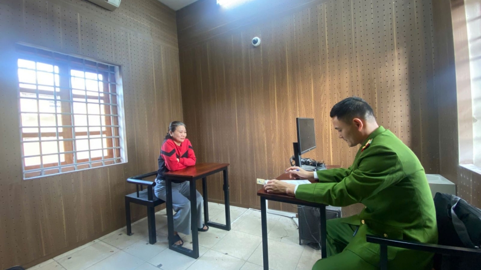 Đối tượng Nguyễn Thị Châm (áo đỏ) làm việc với Cơ quan CSĐT Công an tỉnh Hưng Yên.jpg