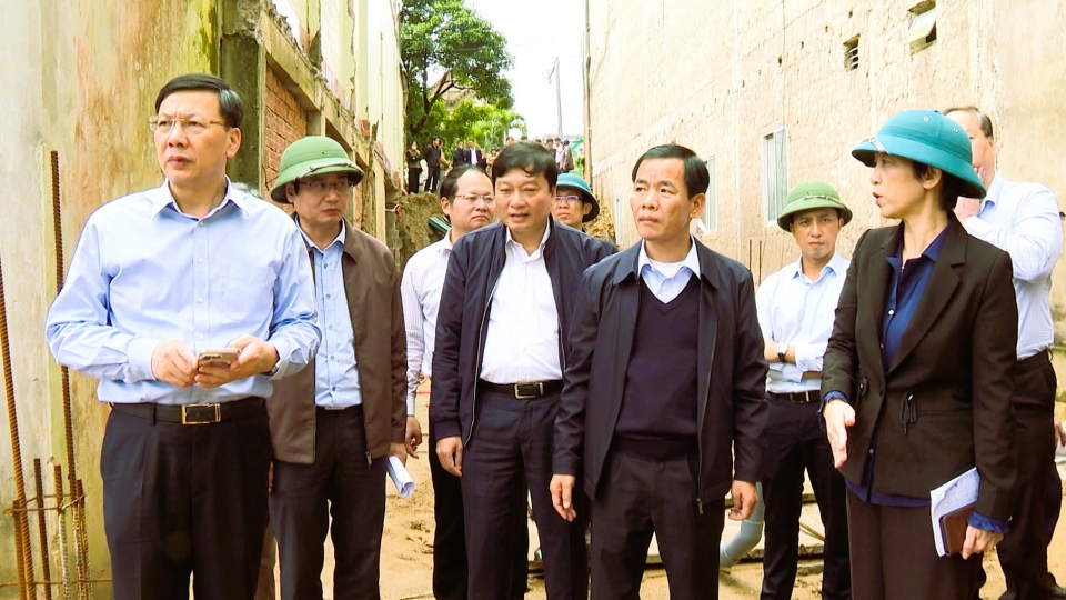 Đoàn công tác  Văn phòng Chính phủ và tỉnh Quảng Trị kiểm tra thực tế  hiện trường sạt lở tại xã Khe Sanh.jpg