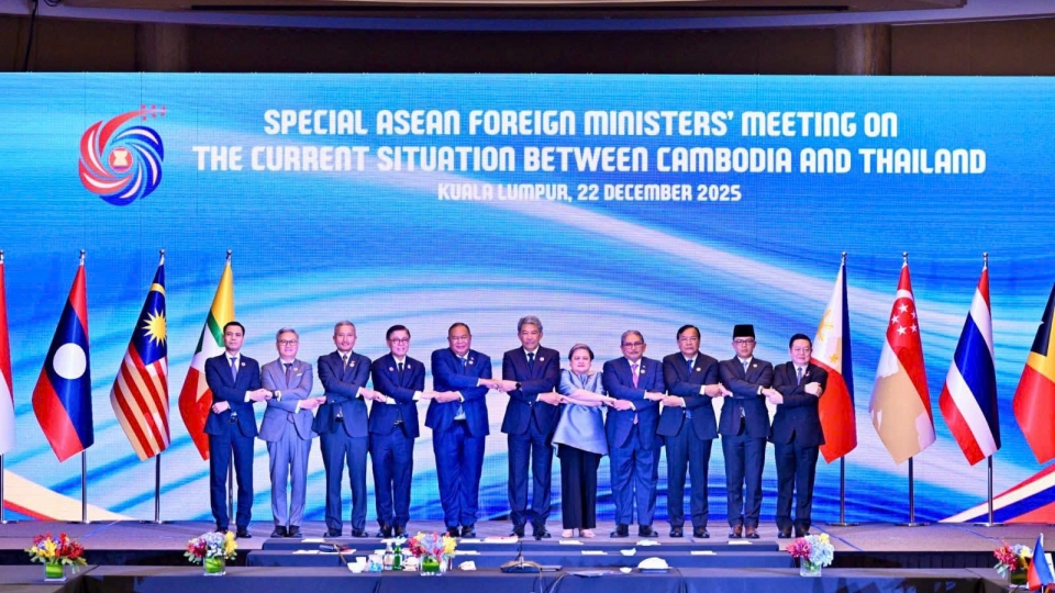 Ảnh cuộc họp đặc biệt Bộ trưởng Ngoại giao ASEAN về tình hình Thái Lan - Campuchia ngày 22.12. Nguồn ASEAN.jpg