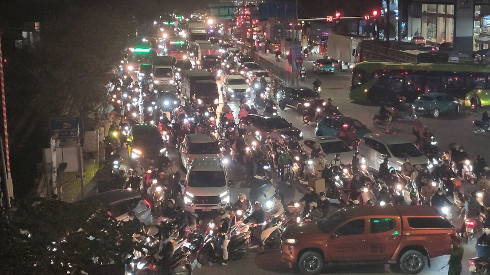 Nhiều tuyến đường Hà Nội kẹt cứng trước kỳ nghỉ Tết Dương lịch 2026