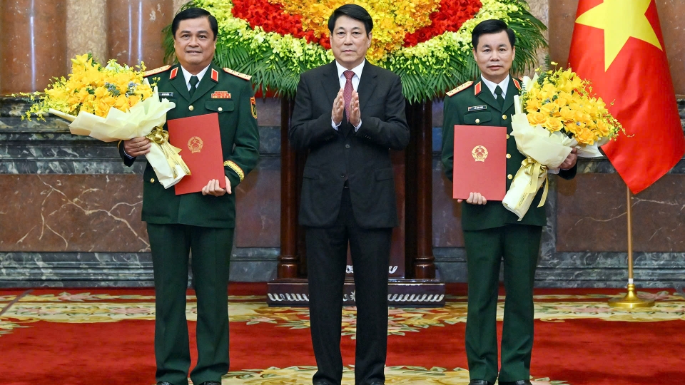 19-12_chu_tich_nuoc_luong_cuong_trao_quyet_dinh_thang_quan_ham_thuong_tuong_va_tang_hoa_chuc_mung_hai_sy_quan_cao_cap_bo_quoc_phong.jpg