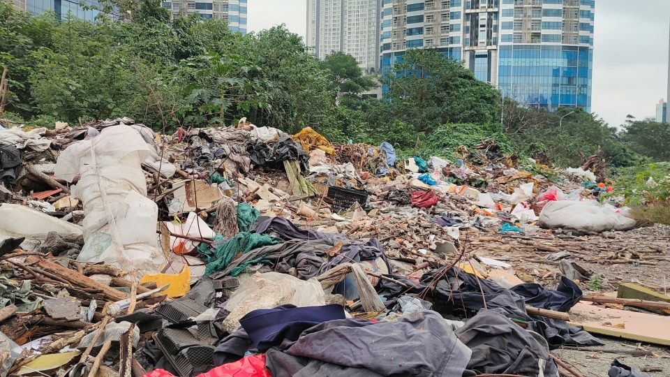 Rác thải bủa vây cổng trường học: Nỗi lo ô nhiễm và dịch bệnh đe dọa học sinh