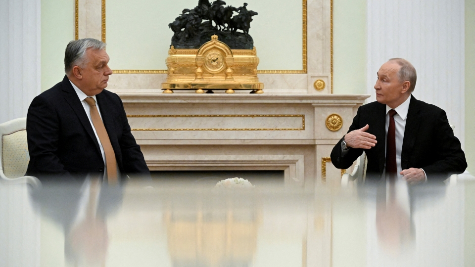 2025-11-28T115748Z_1917415702_RC2N5IAQDPDH_RTRMADP_3_RUSSIA-HUNGARY-PUTIN-ORBAN.JPG
